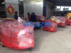 福瑞得機(jī)械座駕壓路機(jī)、大容量灌縫機(jī)，小型灌縫機(jī)包裝完畢準(zhǔn)備發(fā)貨